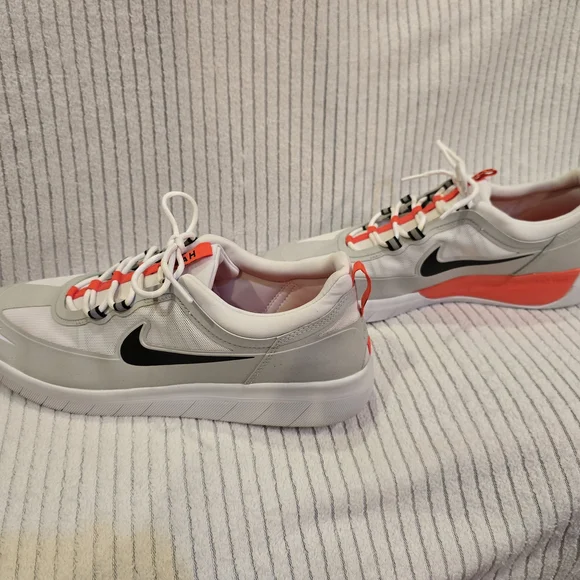 Nike SB Nyjah Free 2 in white-grey-orange